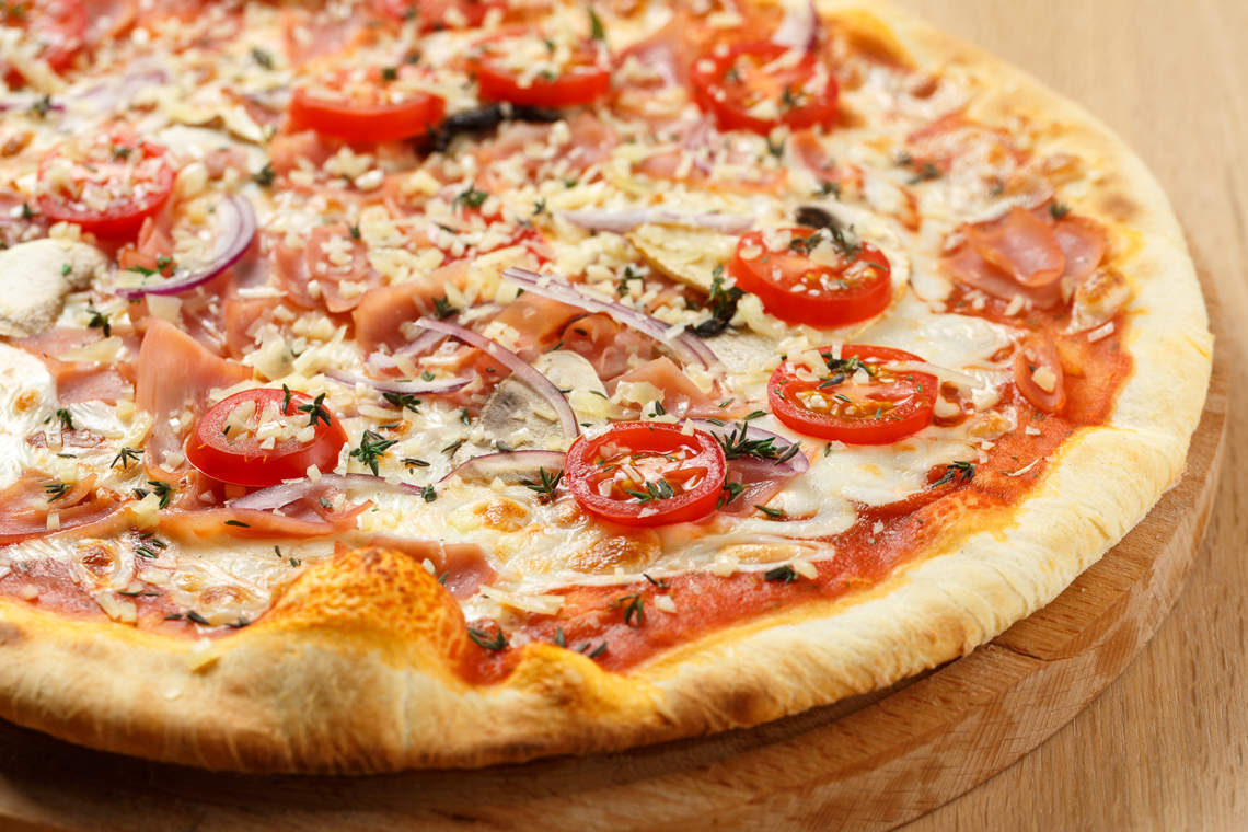 Классическая пицца рецепты с фото. Классическая итальянская пицца. Самая красивая пицца. Пицца с яблоками. Традиционная итальянская пицца.